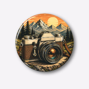 "VINTAGE TRAVEL CAMERA" 44MM/58MM ROUND PIN BADGE